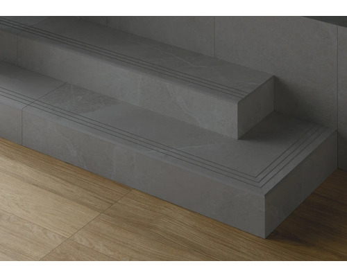 Scară cu două trepte, placată cu gresie și cu profile pentru muchiile treptelor.