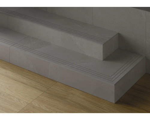 Scară în două trepte cu placare cu gresie și benzi antiderapante integrate