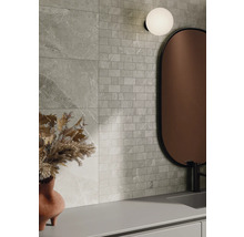 Decor de perete cu plăci cu aspect de piatră și plăci de mozaic, combinate cu o oglindă și o lampă