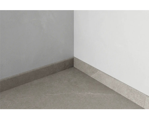 Plintă ceramică în colțul unei camere