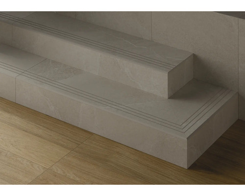 Scară placată cu gresie și benzi antiderapante