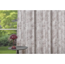 Șaluri decorative cu model și lampă de masă pe o măsuță laterală