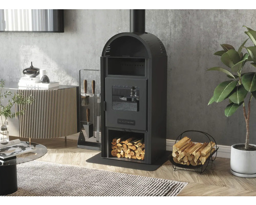 Șemineu cu compartimente pentru lemne într-o sufragerie