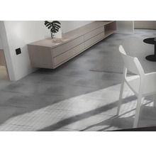 Living modern cu mobilier deschis la culoare și design minimalist