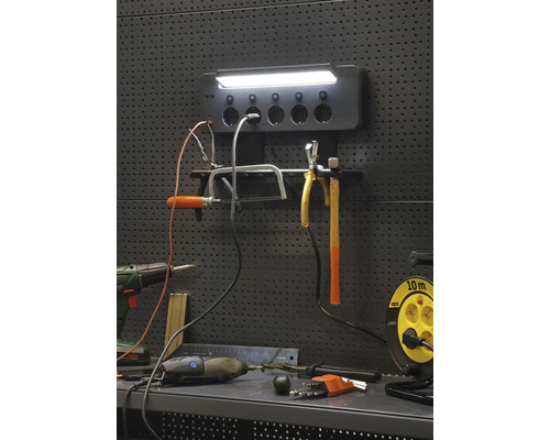 Perete de atelier cu unelte, prelungitor și lampă pentru bricolaj