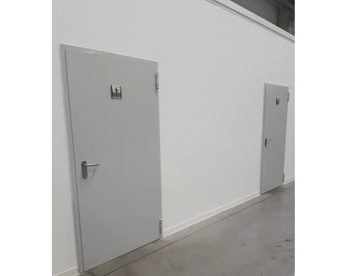 Două uși într-un perete, una cu un simbol masculin.