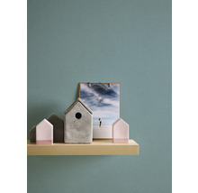 Case decorative și o clipboard cu o fotografie pe un raft de lemn