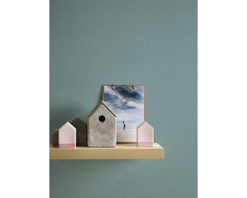 Case decorative și o clipboard cu o fotografie pe un raft de lemn