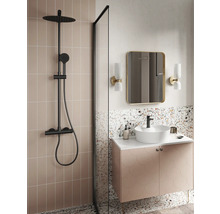 Baie modernă cu duș, lavoar și oglindă