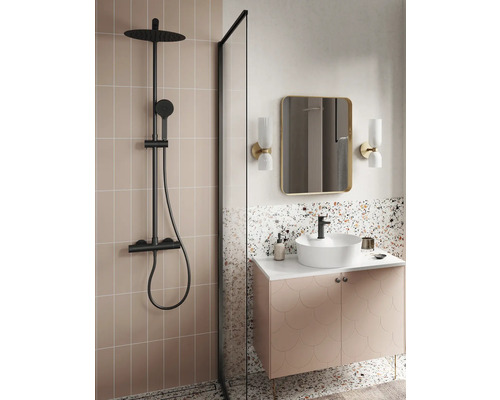 Baie modernă cu duș, lavoar și oglindă