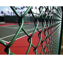 Gard verde din plasă metalică în fața unui teren de tenis