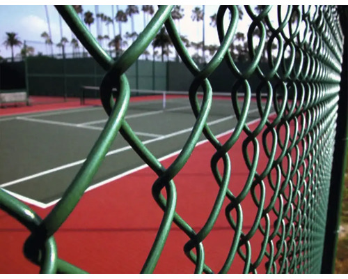 Gard verde din plasă metalică în fața unui teren de tenis
