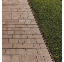 Pavele din beton lângă gazon