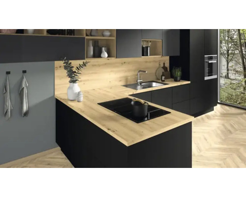 Bucătărie modernă cu dulapuri negre și blaturi din lemn