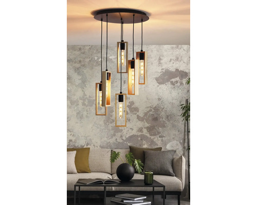 Lumină suspendată cu cadru din lemn și becuri decorative deasupra unei zone de locuit