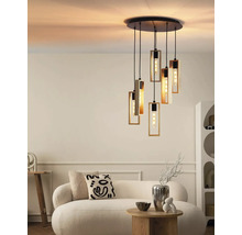Lustr cu mai multe becuri, cu cadru din lemn și becuri decorative deasupra unui living