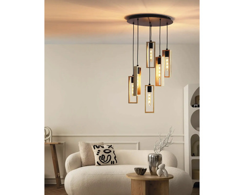 Lustr cu mai multe becuri, cu cadru din lemn și becuri decorative deasupra unui living