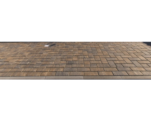 Model de pavaj așezat pentru spații exterioare