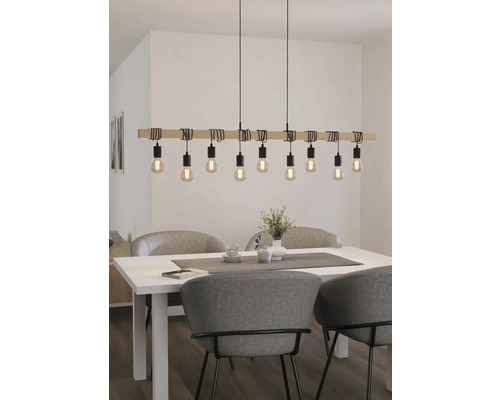 Lampa suspendată cu lemn și opt lumini deasupra unei mese de sufragerie