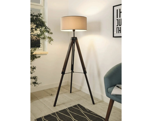Lampă de podea cu trepied din lemn și abajur într-o cameră luminoasă