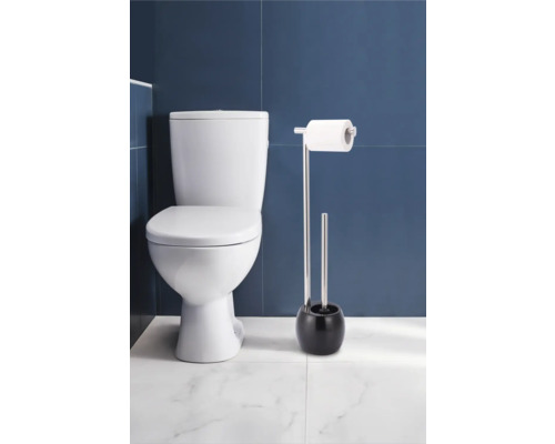 Scenă de baie cu toaletă și suport de hârtie igienică cu perie