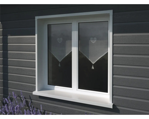 Fereastră din plastic cu pervaz și decorație