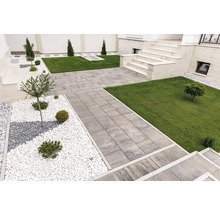 Exterior cu pavaj, peluze și pietre decorative pentru amenajarea grădinii