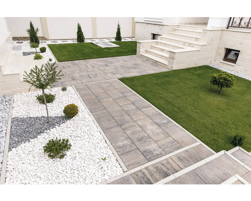 Exterior cu pavaj, peluze și pietre decorative pentru amenajarea grădinii
