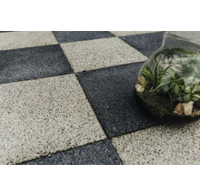 Model de șah cu plăci de cauciuc pătrate și o sticlă de sticlă cu plante