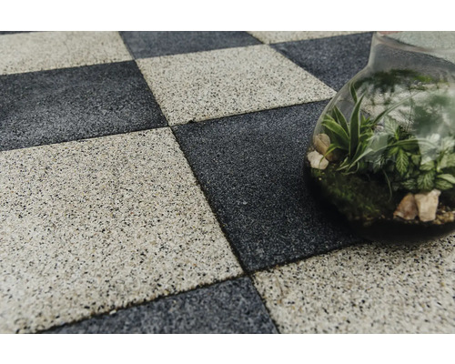 Model de șah cu plăci de cauciuc pătrate și o sticlă de sticlă cu plante