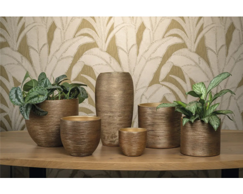 Diverse ghivece decorative și o vază ceramică pe o masă.