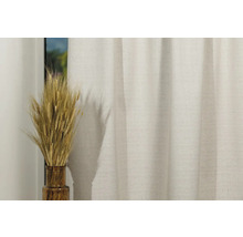 Cortină decorativă din stofă la fereastră cu spice de grâu într-o vază