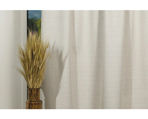 Cortină decorativă din stofă la fereastră cu spice de grâu într-o vază