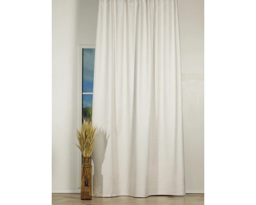 Cortină albă în fața unei ferestre