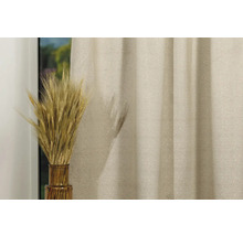 Șaluri decorative cu spice de grâu în vază în fața ferestrei
