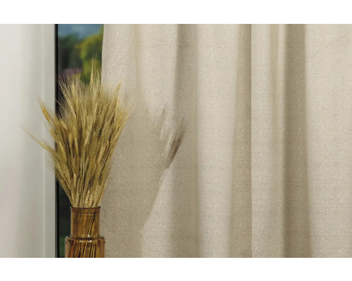 Șaluri decorative cu spice de grâu în vază în fața ferestrei