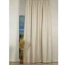 Cortină din material textil lângă o fereastră și o vază cu spice de grâu