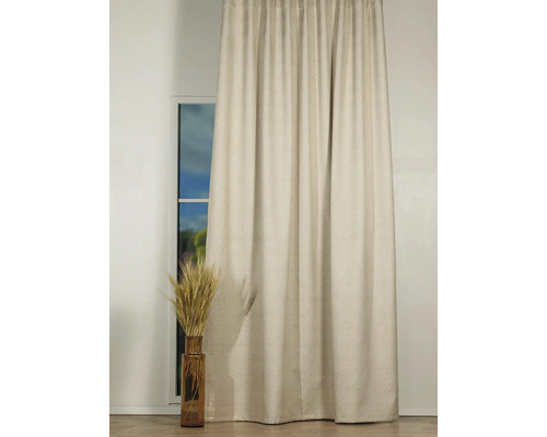 Cortină din material textil lângă o fereastră și o vază cu spice de grâu