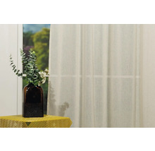 Fereastră decorativă cu perdea transparentă care lasă lumina să intre