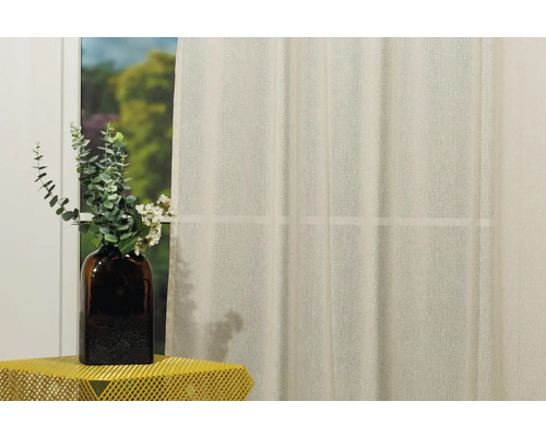 Fereastră decorativă cu perdea transparentă care lasă lumina să intre