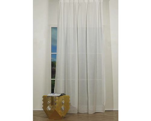 Fereastră cu perdea albă și măsuță laterală aurie