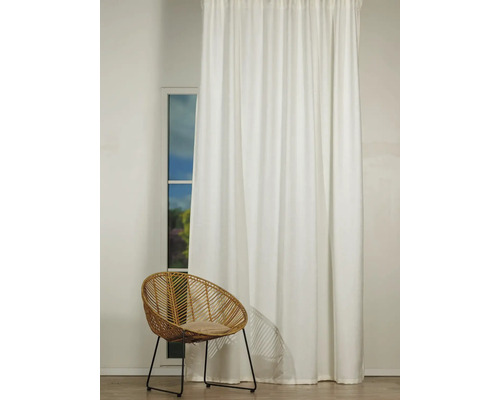 Cortină albă lângă o fereastră și un scaun de răchită.