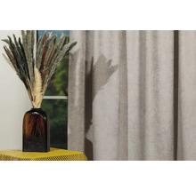 Cortină decorativă lângă o vază cu iarbă ornamentală în fața unei ferestre