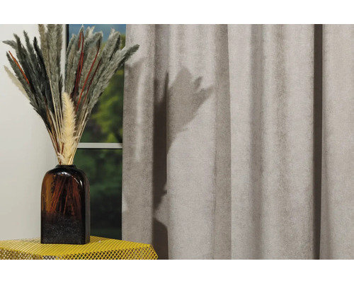 Cortină decorativă lângă o vază cu iarbă ornamentală în fața unei ferestre