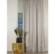 Șaluri decorative în fața unei ferestre, cu o măsuță laterală și o vază