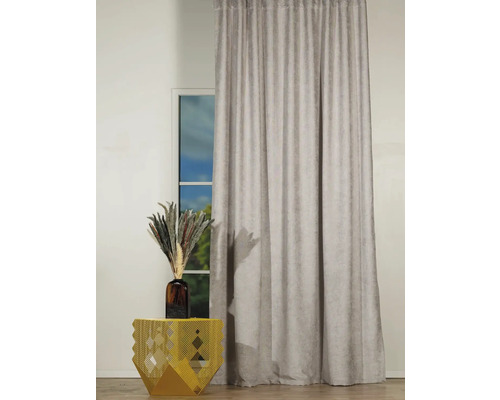 Șaluri decorative în fața unei ferestre, cu o măsuță laterală și o vază