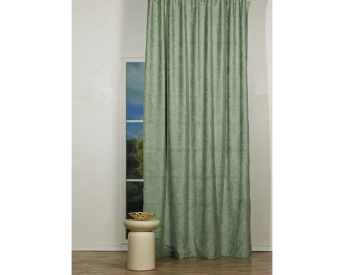 Cortină decorativă verde în fața ferestrei