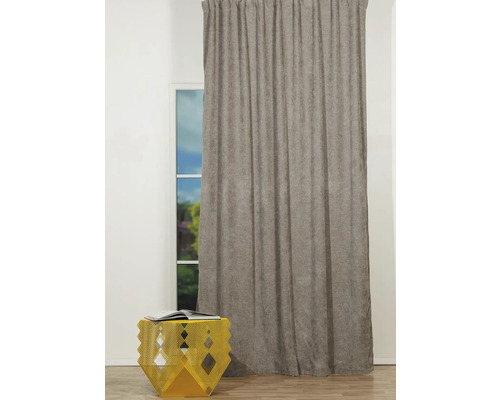 Șaluri decorative cu bandă de încrețire în fața ferestrei și a măsuței laterale