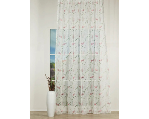 Șaluri decorative cu model floral în fața ferestrei