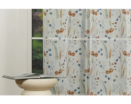 Șaluri decorative cu model floral în fața unei ferestre